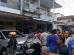 warga-tampak-ramai-di-lokasi-kejadian-di-gang-landak-jalan-tanjungpura-pontianak_20180705_183003.jpg