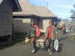 warga-tanah-karo-evakuasi-barang-barang_20160522_122614.jpg