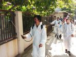 warga-tangerang-lakukan-penyemprotan-disinfektan-covid-19_20210626_141229.jpg