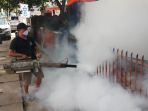 warga-tangerang-melakukan-penyemprotan-fogging-dbd_20210104_111602.jpg