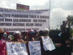 warga-tegal-arum-tolak-pembebasan-lahan_20160926_130306.jpg
