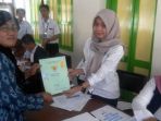 warga-temon-menerima-sertifikat-tanah_20170926_150703.jpg
