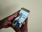 warga-tengah-memperlihatkan-video-tidak-senonoh_20180219_220351.jpg