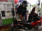 warga-tengah-mengisi-bahan-bakar-pertamax-di-spbu-cikini.jpg