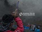 warga-tengger-berdoa-di-kawah-gunung-bromo-saat-upacara-kasada_20160723_105809.jpg