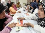 warga-terima-kartu-keluarga-sejahtera-dari-bank-bni_20170317_105837.jpg