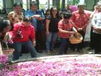 warga-tionghoa-jombang-ziarah-di-makam-gus-dur-di-kompleks-penpes-tubuireng-jombang_20150220_011253.jpg