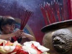 warga-tionghoa-sembahyang-di-klenteng-petak-sembilan_20160208_174157.jpg