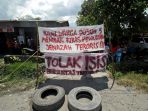 warga-tolak-pemakaman-jenazah-teroris-di-medan_20170628_215447.jpg