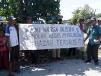 warga-tolak-pemakaman-teroris_20170628_115355.jpg