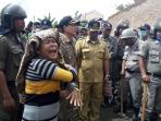 warga-tolak-penggusuran_20161108_114754.jpg