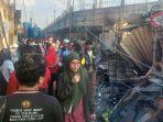 warga-tonton-lokasi-permukiman-plumpang.jpg