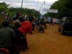 warga-tujuh-desa-di-muaraenim-blokir-jalan_20141202_074447.jpg