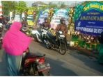 warga-tuntun-sepeda-motor-mereka-ketika-melewati-rumah-korban_20181102_134832.jpg