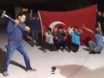 warga-turki-ramai-ramai-hancurkan-iphone_20180818_161850.jpg