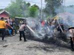 warga-tutup-paksa-akses-menuju-bandara-rendani-manokwari.jpg