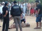warga-yang-berkerumun-di-dekat-pria-di-banyuasin-yang-tewa.jpg