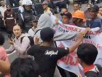warga-yang-membentangkan-spanduk-saat-kunjungan-presiden-jokowi-di-gunungkidul.jpg