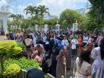 warga-yang-mengantre-open-house-dengan-presiden-jokowi.jpg