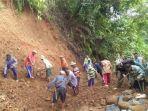 warga-yang-sedang-bekerja-bakti-memperbaiki-saluran-irigasi-di-kampung-tonjong.jpg