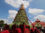 warga-yogyakarta-berebut-gunungan-grebeg-syawal_20160707_180527.jpg