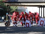 warga-yogyakarta-berebut-gunungan-grebeg-syawal_20160707_180533.jpg