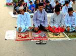warga_salat_id_karebosi.jpg
