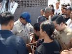 Momen Prabowo Bertemu Warga Terdampak Banjir Bali, Jumpa Anjing yang Selamatkan Tuannya