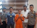waria-pelaku-pencurian-diamond_20181011_143815.jpg