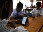 warkop-pitulikur-fasilitasi-siswa-belajar-daring-dengan-wifi-gra_20200720_172018.jpg