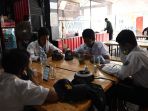 warkop-pitulikur-fasilitasi-siswa-belajar-daring-dengan-wifi-gra_20200720_172111.jpg