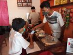 warkop-rizki-sediakan-wifi-gratis-untuk-pelajar-belajar-online_20200729_173718.jpg