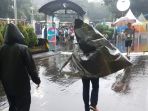 wartawan-asing-gunakan-plastik-hingga-kardus-untuk-menuju-gbk-di-tengah-hujan-deras_20180902_191546.jpg