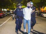 wartawan-kulit-putih-dari-huffpost-christopher-mathias-polisi-di-new-york.jpg