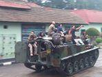 wartawan-naik-kendaraan-pengangkut-personel-lapis-baja-atau-apc.jpg