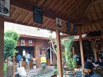 warung-makan-de-menake-berkonsep-jawa-kuno.jpg