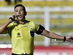 wasit-asal-peru-kevin-ortega-memberi-isyarat-selama-pertandingan.jpg