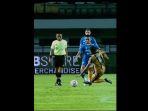 wasit-bangkit-sanjaya-memimpin-pertandingan-persib-bandung-vs-dewa-united.jpg