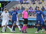 wasit-belanda-bjorn-kuipers-2ndr-mengobrol-dengan-bek-slovakia-milan-skriniar.jpg