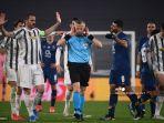 wasit-belanda-bjorn-kuipers-tengah-bereaksi-saat-para-pemain-berteriak.jpg
