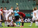 wasit-belanda-bjorn-kuipers-tengah-menunjukkan-kartu-kuning.jpg