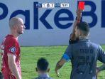 wasit-beri-kartu-merah-pada-diego-michiels-setelah-adu-ludah-dengan-krmencik.jpg