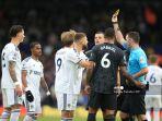 wasit-chris-kavanagh-kanan-memberi-kartu-kuning-kepada-bek-arsenal-gabriel-magalhaes.jpg