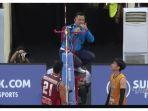 wasit-enggun-gunawan-tengah-memberikan-penjelasan-kepada-alfin-daniel.jpg