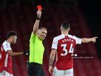 wasit-graham-scott-memberikan-kartu-merah-kepada-granit-xhaka.jpg