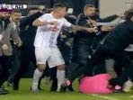 wasit-halil-umut-meler-jatuh-setelah-dipukul-presiden-klub-ankaragucu.jpg