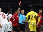 wasit-ivan-kruzliak-menunjukkan-kartu-merah-kepada-gelandang-manchester-united.jpg