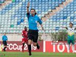 wasit-jepang-yoshimi-yamashita-memberi-isyarat.jpg