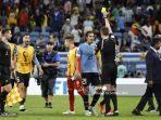wasit-jerman-daniel-siebert-memberikan-kartu-kuning-kepada-penyerang-uruguay-edinson-cavani.jpg