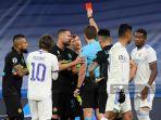 wasit-jerman-felix-brych-memberikan-kartu-merah-kepada-gelandang-inter-milan-nicolo-barella.jpg